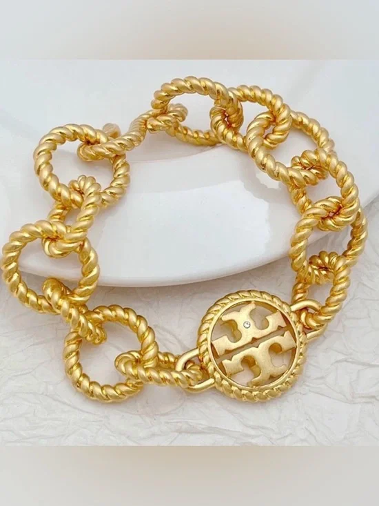Tory Burch Twisted Link Logo Charm Bracelet in Gold - Picture 3 of 4